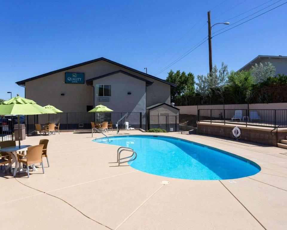 Popular attractions Area Nearby Property